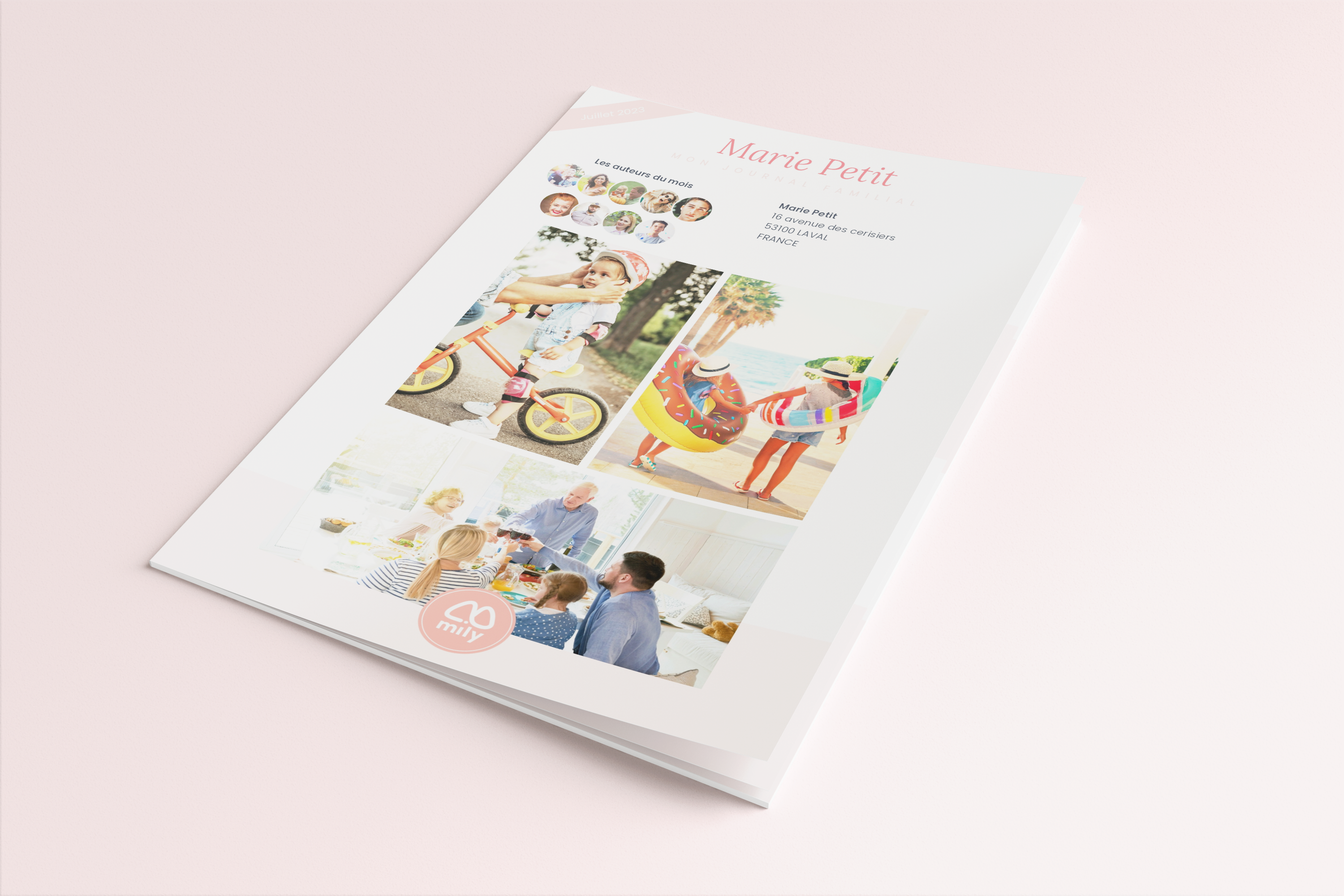 Un journal photo Mily ouvert sur une table en bois, pages remplies de photos de famille.