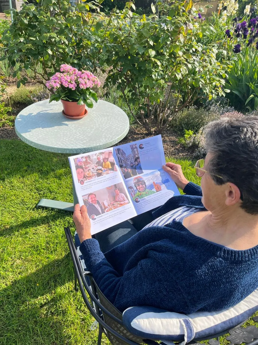 Mamie lisant son journal dans le jardin fleuri et ensoleillée